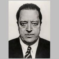 Ludwig Mies van der Rohe (1934). Porträt von Hugo Erfurth (Wikipedia).jpg